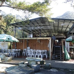 เรานั่งด้านบน ลมแรงหนาวทีเดียว