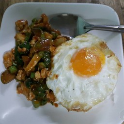 ไก่ผัดพริกแกง Saute' red curry paste with chicken