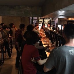 วันศุกร์คนเกือบเต็มร้าน เบียร์เยอะดี