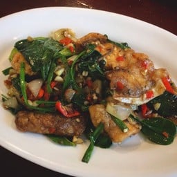 เนื้อปลาผัดกะเพรา