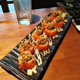 California Roll With Crispy Salmon Skin Topping หรือ แคลิฟอเนียโรลโปะด้วยหนังปลาแซลมอนทอดกรอบ อร่อยคูณสอง สำหรับคนชอบกินหนังปลาทอดกรอบอยู่แล้ว