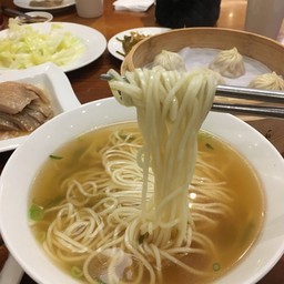 เส้นบะหมี่ใหญ่ไปอะ ไม่ชอบเท่าบ้านเรา
