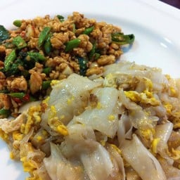 เส้นใหญ่คลุกไข่กะเพรา_สับ