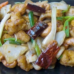 อกไก่หมักไร้หนังผัดเม็ดมะม่วงหิมพานต์