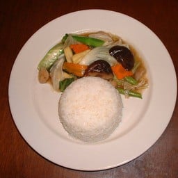 ข้าวหน้าผัดผักรวมมิตรเห็ดหอม