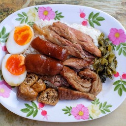 ข้าวขาหมูรวมมิตร (เนื้อ หนัง ไส้ ไข่ เต้าหู้)