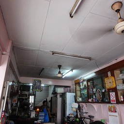 พัดลมเพดานดูเก่าแก่มาก