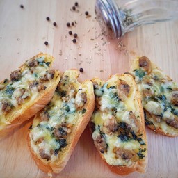 Garlic Bread with Cheesy Clams