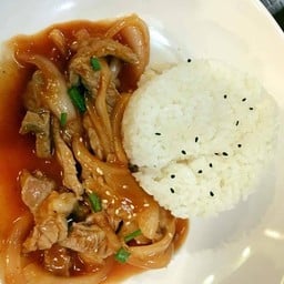ข้าวหน้าหมูผัดซอสญี่ปุ่น