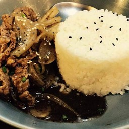 ข้าวหน้าเนื้อผัดซอสญี่ปุ่น