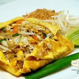 ก๋วยเตี๋ยวผัดไทยมังสวิรัติ (ห่อไข่)