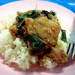 ข้าวกระเพราหมู หมูนู่มมมม พอดีคำ ใบกระเพราให้มาเต็ม ๆ