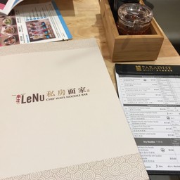 ด้านขวาเป็นใบรายการอาหาร จะสั่งอะไรก็เขียนจำนวนเอา