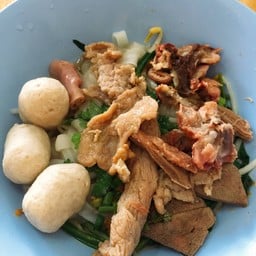 ก๋วยเตี๋ยวลูกทุ่งรุ่งเรืองลำปาง สามแยกสันทราย