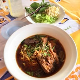 ป้าแขก ก๋วยเตี๋ยวไก่ตุ๋นมะระ (สีคิ้ว)
