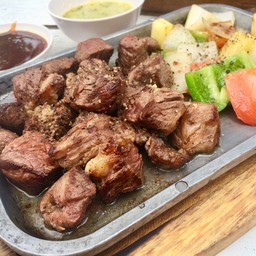 BBQ สเต๊กเนื้อสันในจานร้อน. (ราคา 230+ บาท)