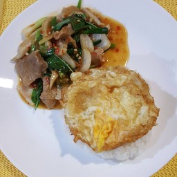 ข้าวหน้าหมูหมักโหระพาพริกสด+ไข่ดาว
