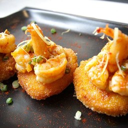 แฮชบราวน์ท้อปด้วยกุ้งหั่นเต๋า