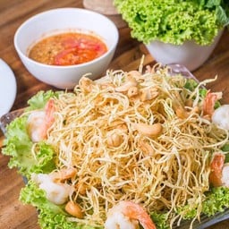ส้มตำทอดกุ้งสด (Crispy papaya salad with shrimp)