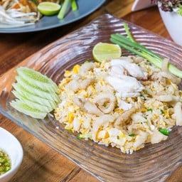 ข้าวผัดปูกากหมู (Crap fried rice with pork crackling)