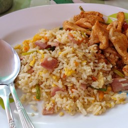 พะแนงติดเค็มไป ไก่แข็งไปนิดแต่ข้าวผัดอร่อยดี