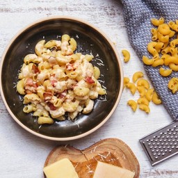 แมคแอนด์ชีส (มักกะโรนีผัดเบคอนไวท์ซอส)