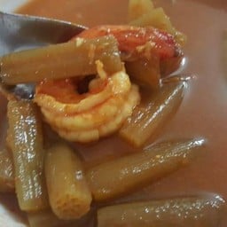 แกงส้มกุ้งสายบัว