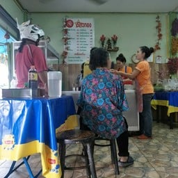 ลูกค้าต่อคิวเยอะอยู่ในช่วงเช้า