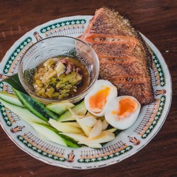 ปลาสลิดทอดกับพริกย่างและไข่ต้ม