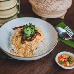 ข้าวหน้าหมูเค็มทอด ไข่คนน้ำปลา
