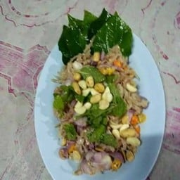 ยำแหนม อาหารจานเด็ดของร้าน