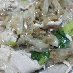 ราดหน้าหมูหมัก ยอดผัก (วงเวียนท้ายบ้าน) วงเวียนท้ายบ้าน
