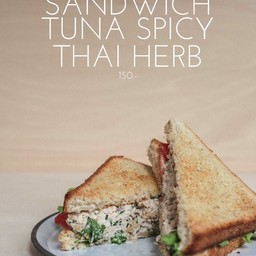 แซนวิชยำทูน่าเครื่องสมุนไพรไทยหลากชนิดสูตรพิเศษของร้าน