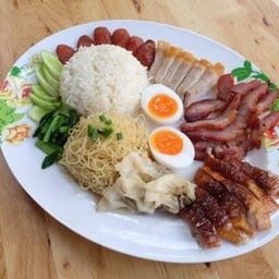 หมูกรอบสามสี