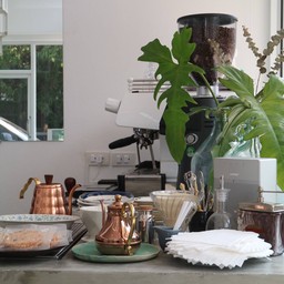 ร้านเปิดมาได้สักพักก็เริ่มประดับตกแต่งร้านเพิ่มขึ้น สวยเก๋กว่าเดิม