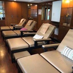 เก้าอี้นวดเท้าที่ใหญ่ และ นั่งสบายมากค่ะ