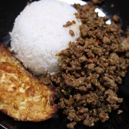 สั่งใส่กล่องมาทานที่บ้านค่ะ ไข่ดาวนั้นทอดเองที่บ้านเพราะชอบแบบสุกเกรียม ๆ 