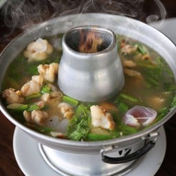 ต้มยำไก่น้ำใสลอยพริกขี้หนูสวน