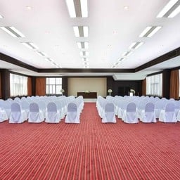 ห้องประชุมสมประสงค์ 1 ขนาด 346 ตรม. มีแสงธรรมชาติ ไม่มีเสาในห้อง มีสิ่งอำนวยความ