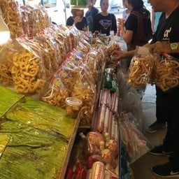 ต่อแถวซื้อของกันใหญ่