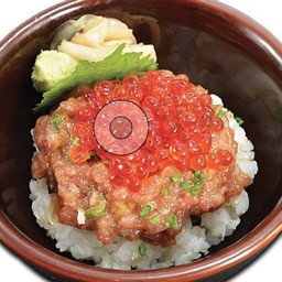 ข้าวหน้าทูน่าส่วนเนื้อแดงสับ