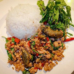 ไข่เยี่ยวม้ากะเพรากรอบ