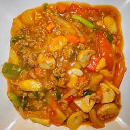 เส้นใหญ่ราดหน้าหมูสับน้ำแดง