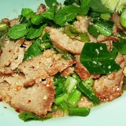 น้ำตกหมูย่างเจ