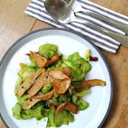 ซูกินี่ฝานบางๆผัดกับซอสเพสโต้รสเผ็ดนิดๆ กลมกล่อมใช้ได้ 