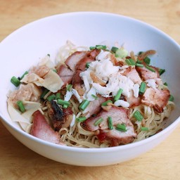 บะหมี่เกี๊ยว หมูแดง ปู