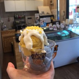 ไอติมข้าวเหนียวมูนอันชัญมะม่วงซอร์เบท์ซอสกะทิ