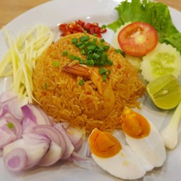 ข้าวผัดน้ำพริกมันกุ้งทรงเครื่อง