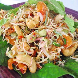 ยำตะไคร้กุ้งแก้ว