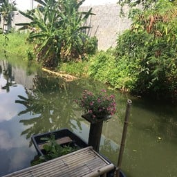 ติดคลองเล็กๆ น่านั่ง